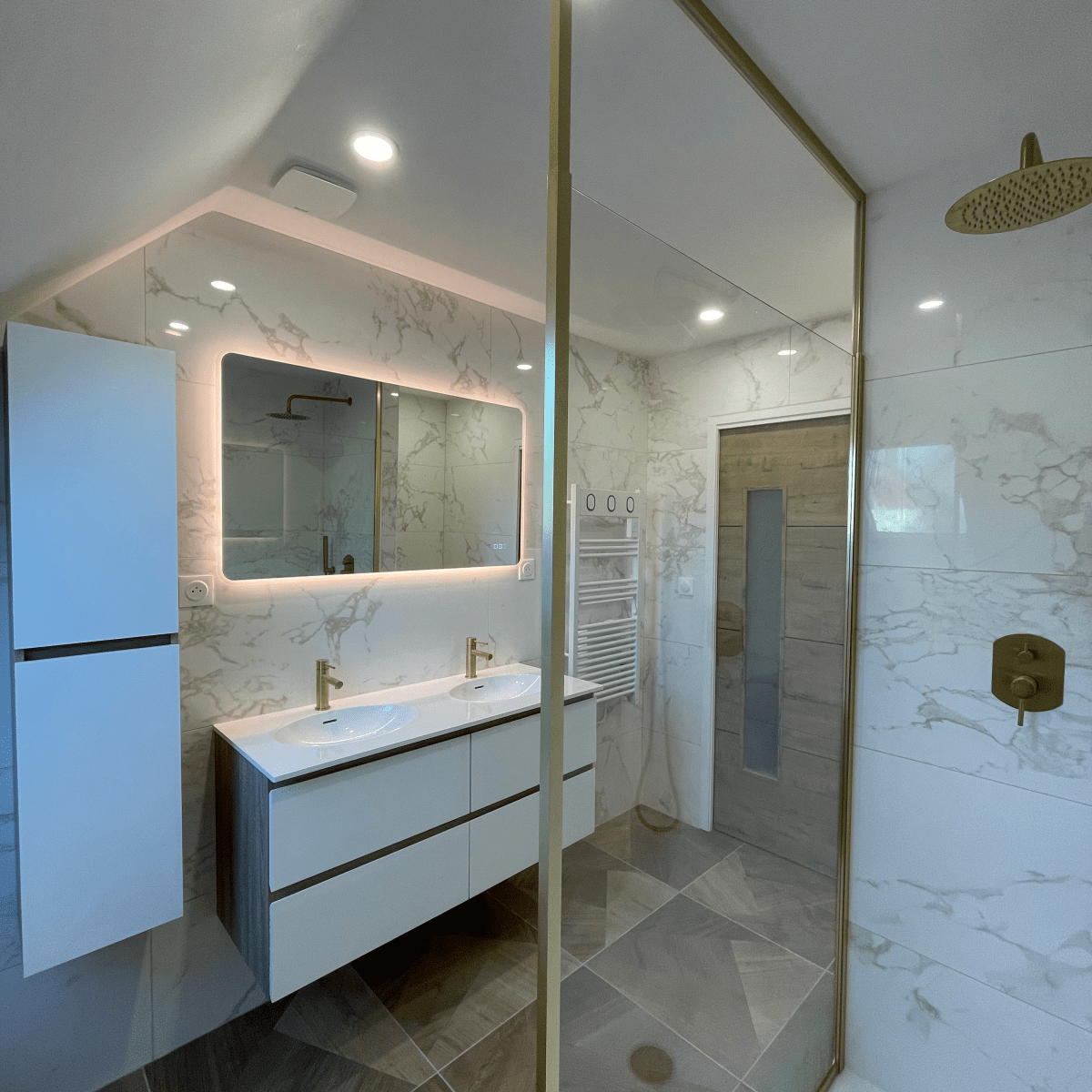 Réalisation d’une salle de bain sur mesure à Tonnerre : L’expertise d’un artisan plombier à&nbsp;Tonnerre