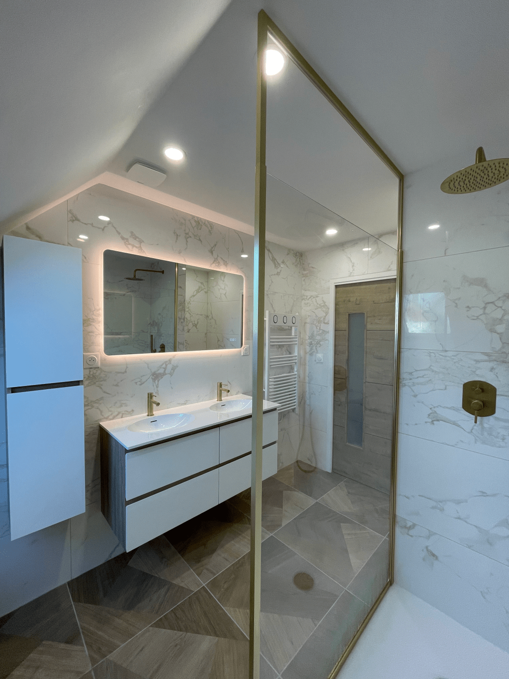 Réalisation d’une salle de bain sur mesure à Tonnerre : L’expertise d’un artisan plombier à&nbsp;Tonnerre